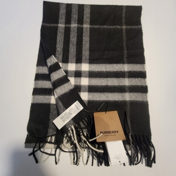 BURBERRY NWT Check  100% CASHMERE Scarf. - Picture 12 of 16